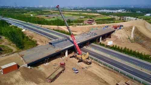 跨既有线钢箱梁吊装完成！新伊高速公路又有新进展