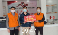 3月25日三只兔红安站代表将爱心捐赠当地部门