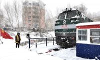 哈铁青年勇战风雪 保障旅客出行畅通