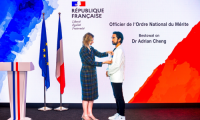 郑志刚探索中外文化交流新道路，获法国国家功绩荣誉勋章