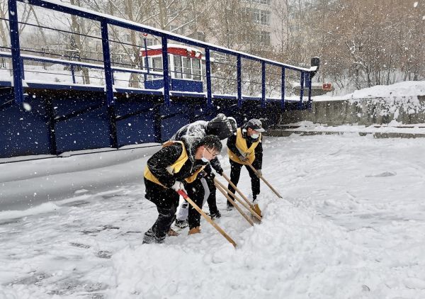 青年队员清除机车转盘坑内积雪.jpg