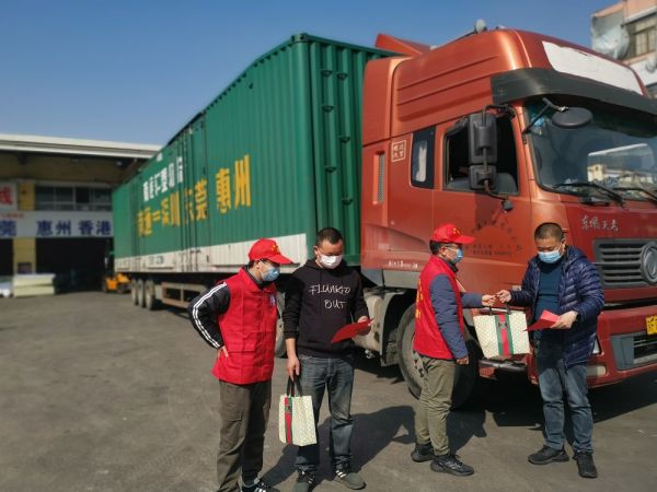 给货车司机赠送防疫用品.jpg