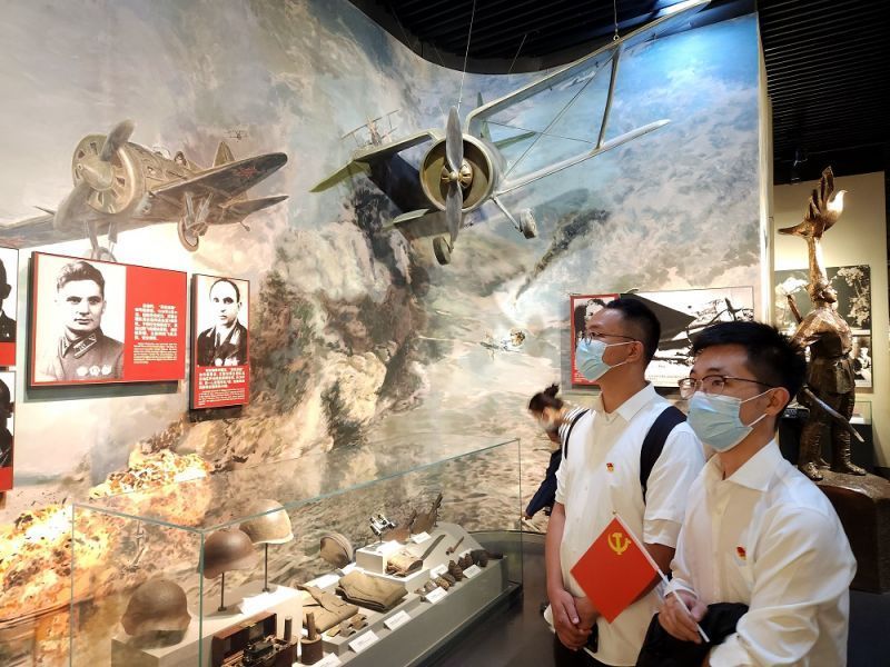 参观抗日战争纪念馆照片（李洪川摄） (2).jpg