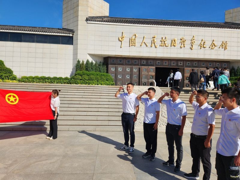 团支部青年在抗日战争纪念馆重温入团誓词.jpg