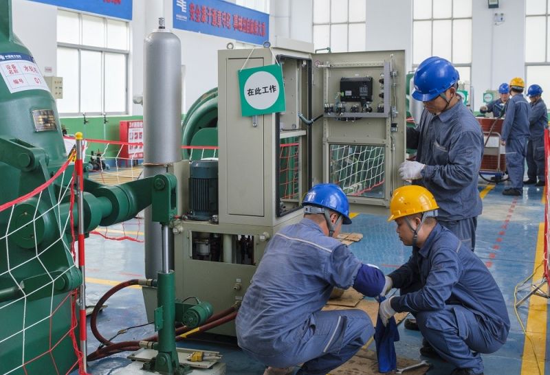 1.靖西供电公司工作人员在峒牌发电站对机电设备进行年度检修。骆衍利摄.JPG
