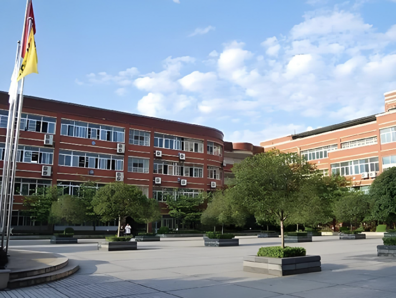 重庆校服招标引争议 低价中标惹的祸.png