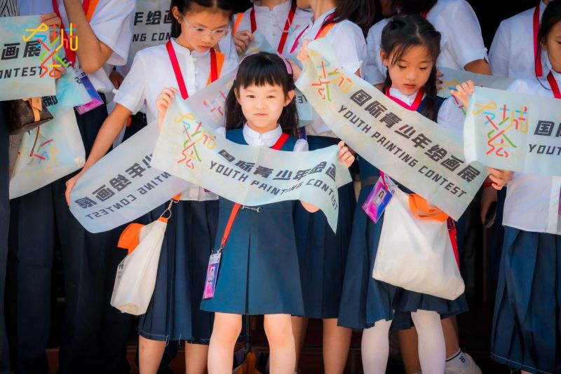 伊顿纪德校服亮相"友城绘"海外启动仪式 衣以载道传递中国校服美学