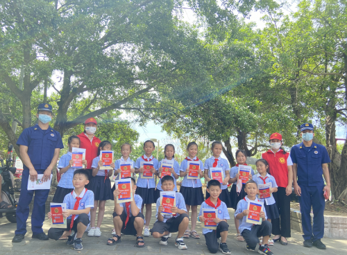 柳州柳城消防开展文明实践图书捐赠活动