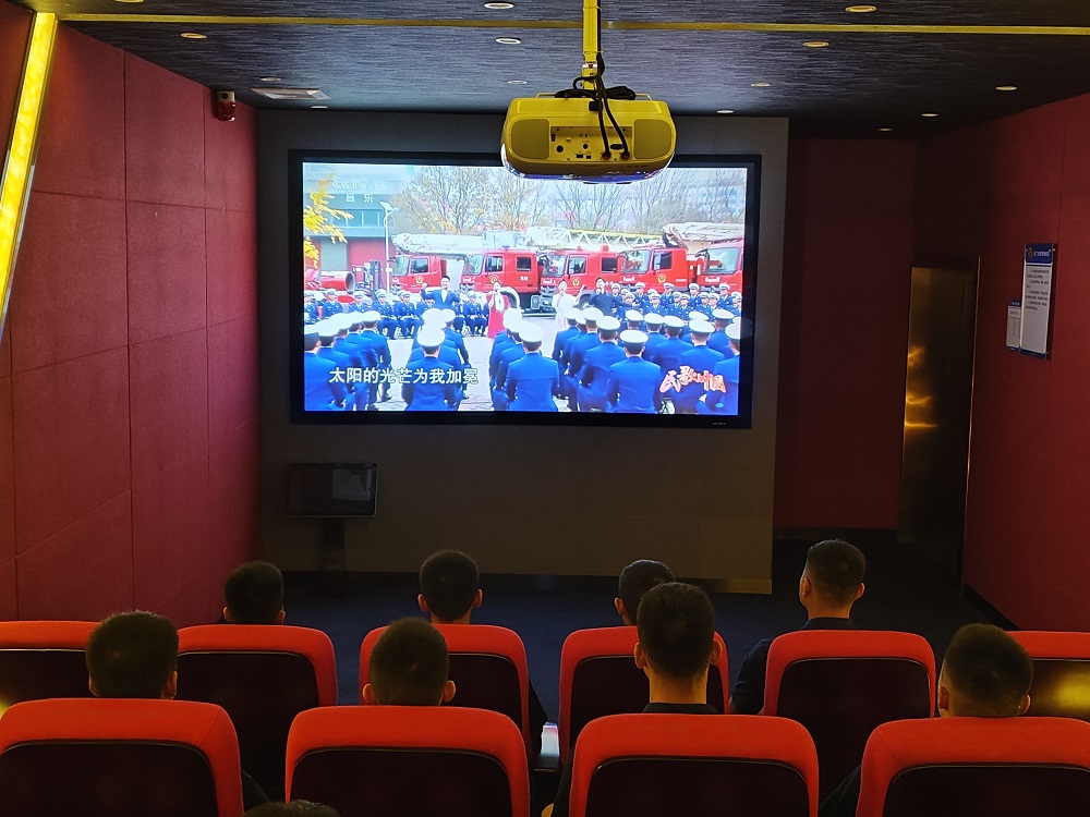 柳州市城中区消防救援大队组织收看《精彩火焰蓝》119全国消防日音乐特别节目