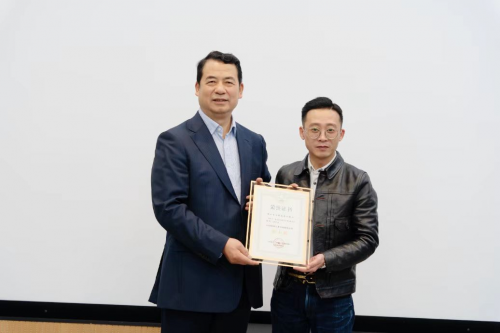 荣耀加冕——红利地板摘得中国地板行业环保健康品质金山奖