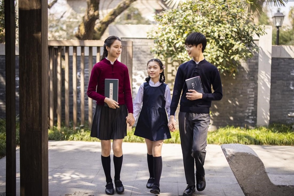 衣以载道，美育未来：校服新政十年见证美育价值重构